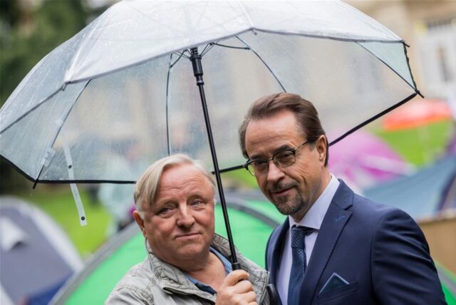Axel Prahl (Hauptkommissar Frank Thiel, l), Schauspieler, und Jan Josef Liefers (Prof. Dr. Karl-Friedrich Boerne), Schauspieler, stehen am Set vom Münster «Tatort» zwischen Zelten im Park hinter dem Schloss.