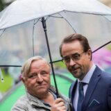 Axel Prahl (Hauptkommissar Frank Thiel, l), Schauspieler, und Jan Josef Liefers (Prof. Dr. Karl-Friedrich Boerne), Schauspieler, stehen am Set vom Münster «Tatort» zwischen Zelten im Park hinter dem Schloss.