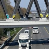 Solange die neue Eisenbahnbrücke über die A1 noch eine teilweise videoüberwachte Baustelle war, hielten sich Farbsprayer zurück.