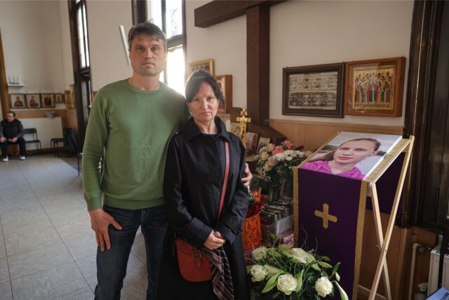 Alexander Skvortsov und Jana Skvortsova während des Gottesdienstes in der russisch-orthodoxen Kirchengemeinde. Daneben: ein Bild der verunglückten Tochter Alesja.