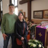 Alexander Skvortsov und Jana Skvortsova während des Gottesdienstes in der russisch-orthodoxen Kirchengemeinde. Daneben: ein Bild der verunglückten Tochter Alesja.