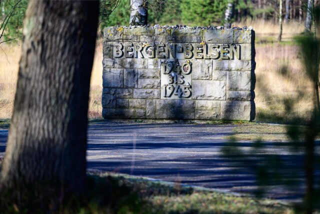 „Bergen-Belsen 1940 bis 1945“ steht auf einer Mauer auf dem Gelände der Gedenkstätte Bergen-Belsen.