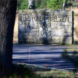 „Bergen-Belsen 1940 bis 1945“ steht auf einer Mauer auf dem Gelände der Gedenkstätte Bergen-Belsen.