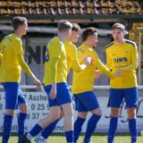 Spieler des SV Herbern klatschen sich ab.