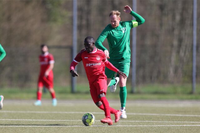 Ibrahime Ba und Philipp Schulze Twenhöven im Zweikampf.