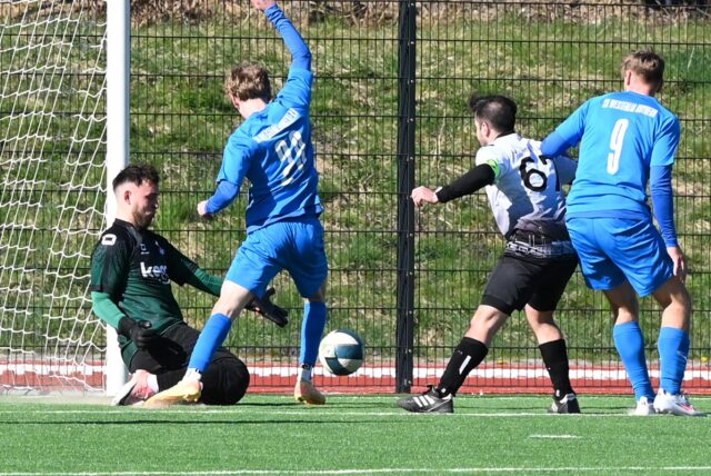 VfK-Keeper Erik Lenschmidt wehrt einen Ball ab.
