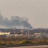 Diese Rauchwolke steigt nur scheinbar über dem Nordosten des Kreises Unna auf – hier zu sehen aus Richtung des Flughafens Dortmund. Es brennt in Ahlen.