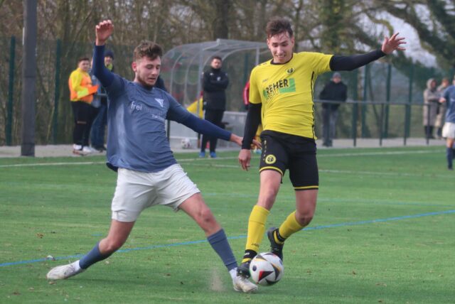Amateurfußballer Leon Kastrati vom Werner SC II grätscht in seinen Mitspieler.