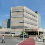 Der Zebrastreifen mit angrenzender roter Radquerung vor dem Stadthaus in Werne