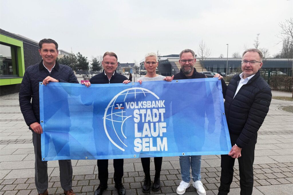 Volksbank-Vorstand Thomas Krotki (v.l.), Bürgermeister Thomas Orlowski, Marlies Rolf (Sportbüro), David Ruschenbaum (Stadtmarketing) und Volksbank-Vorstand Martin Potschadel.