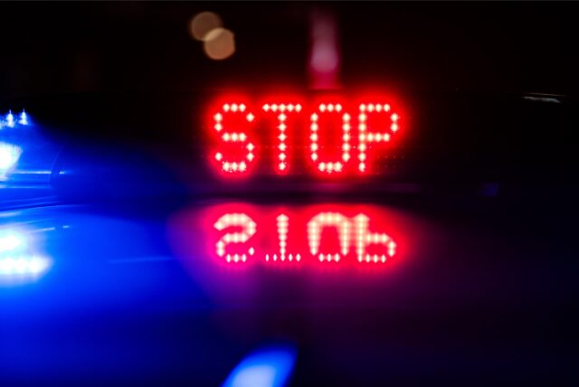 „Stop“ ist auf dem Dach eines Polizeiautos zu lesen.