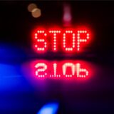 „Stop“ ist auf dem Dach eines Polizeiautos zu lesen.