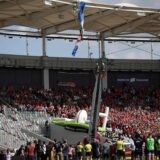 Zuschauer beobachten, wie Feuerwehrleute einen Fallschirmspringer der Luftwaffe retten, dessen Schirm sich vor dem Rugby-Union-Spiel in Toulouse auf dem Dach des Stadions verklemmt hat.