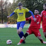 Leon Krampe vom SV Herbern wird im Lauf von einem Gegner per Grätsche gefoult.
