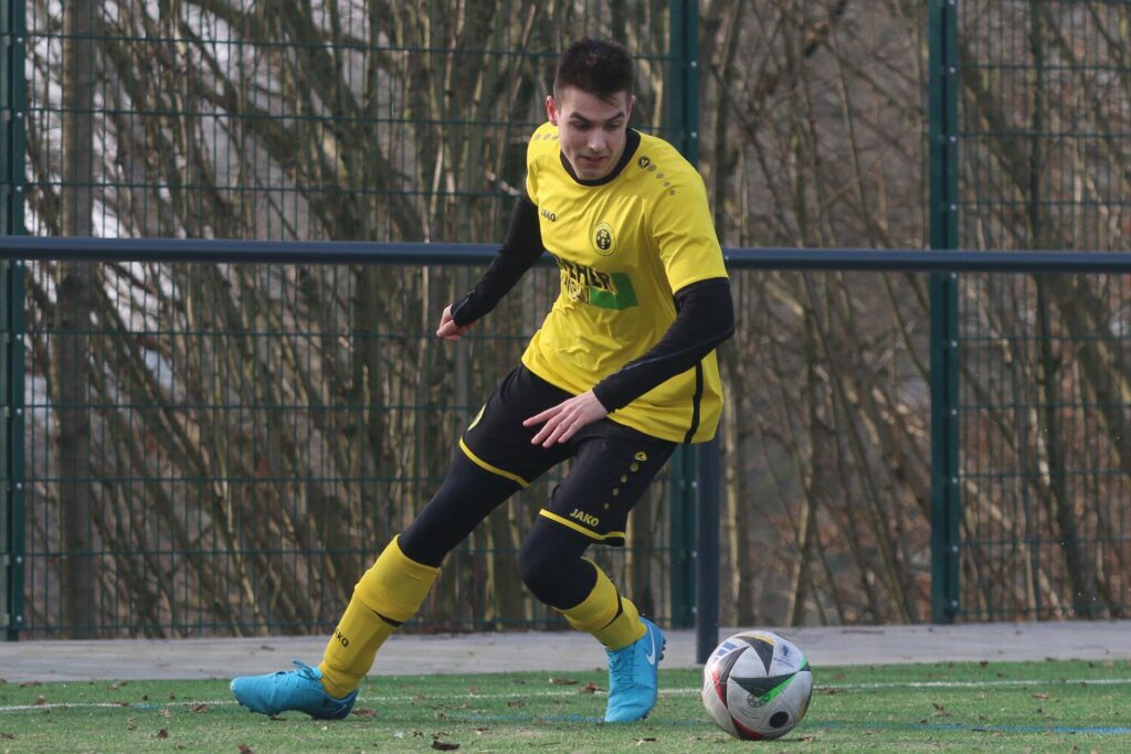 Amateurfußballer Maximilian Rethmeier vom SC Capelle am Ball auf einem Kunstrasenplatz.