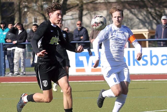 Marls Paul Wilhelm (l.) und Langenbochums Sven Wening im Laufduell.