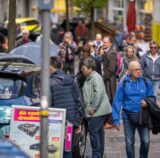 Bei der Mobilitätsschau in Unna schauen sich Menschen Autos an oder bummeln durch die Fußgängerzone