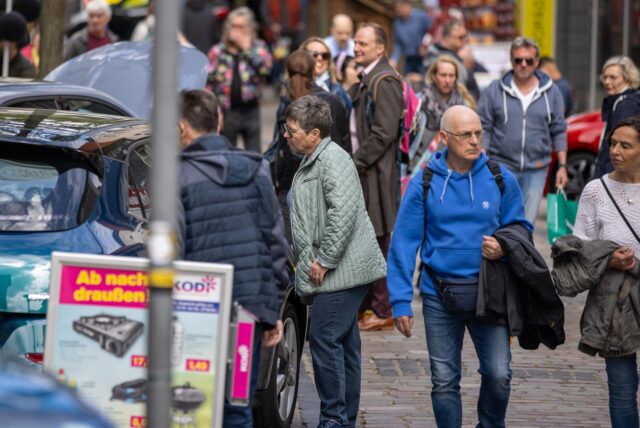 Bei der Mobilitätsschau in Unna schauen sich Menschen Autos an oder bummeln durch die Fußgängerzone