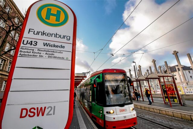 Eine Stadtbahn der Linie U43 steht an der Haltestelle Funkenburg in Dortmund.