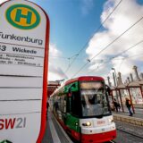 Eine Stadtbahn der Linie U43 steht an der Haltestelle Funkenburg in Dortmund.