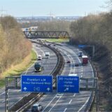 Bildkombo: links Michael Schreckenberg, rechts die A45 in Höhe Dortmund-Hafen.