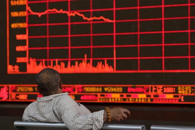 Ein chinesischer Investor beobachtet, wie der Shanghai Composite Index fällt.