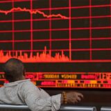Ein chinesischer Investor beobachtet, wie der Shanghai Composite Index fällt.
