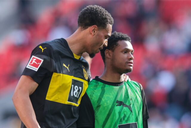 Felix Nmecha legt seine linke Hand auf die Schulter von Julien Duranville und redet mit ihm.