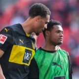 Felix Nmecha legt seine linke Hand auf die Schulter von Julien Duranville und redet mit ihm.