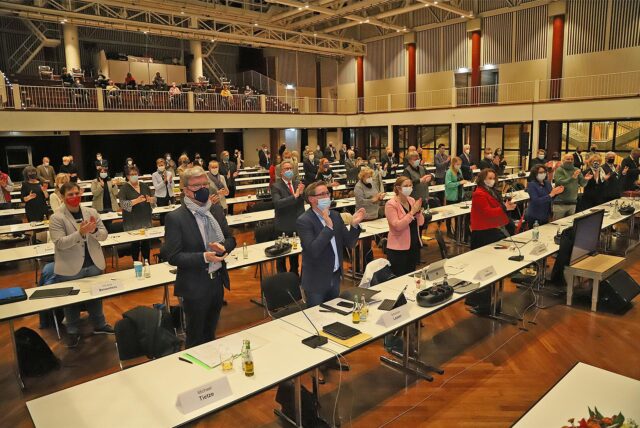 Der aktuelle Stadtrat konstituierte sich 2020 unter Corona-Bedingungen mit Maske und vergrößertem Abstand zum Sitznachbarn in der Unnaer Stadthalle.
