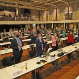 Der aktuelle Stadtrat konstituierte sich 2020 unter Corona-Bedingungen mit Maske und vergrößertem Abstand zum Sitznachbarn in der Unnaer Stadthalle.