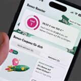 Ein Mann hält sein Smartphone, auf dem die Rewe-App mit Rabatten zu sehen ist (gestellte Szene).