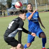 Ein Spieler des VfB Westhofen im Kampf um den Ball.