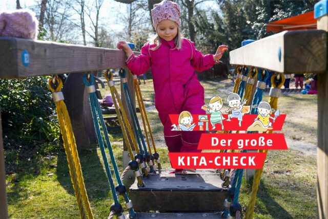 Ein Mädchen balanciert über die Brücke eines Kita-Außengeländes in Dortmund.