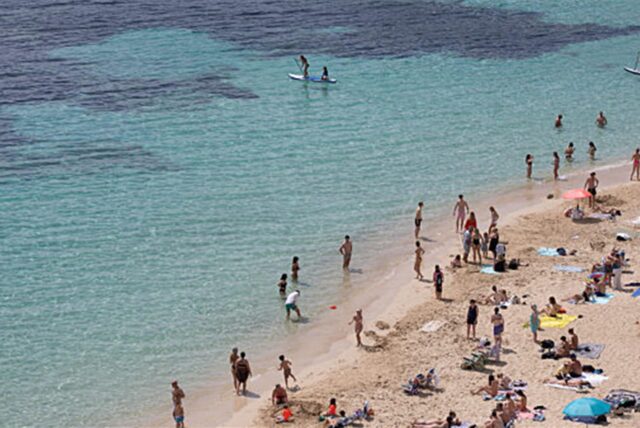 Menschen am Strand von Portals Nous auf Mallorca.