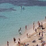 Menschen am Strand von Portals Nous auf Mallorca.