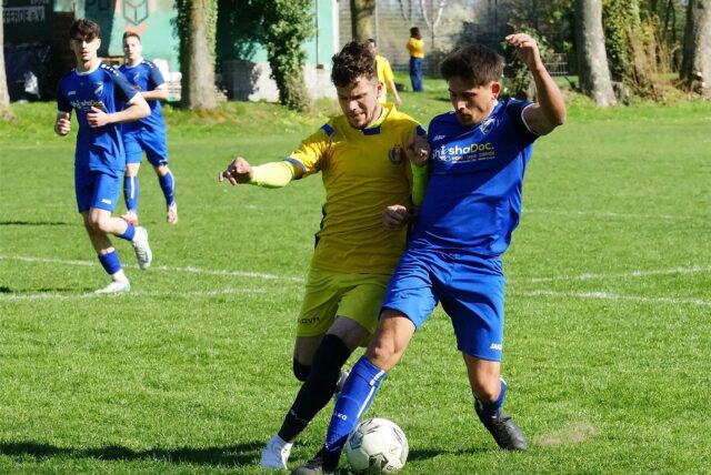 Duell um den Ball.