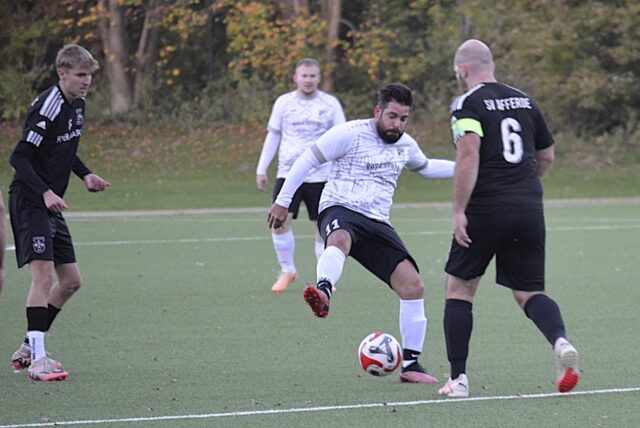 David Pacheco von Eintracht Werne 3 im Zweikampf