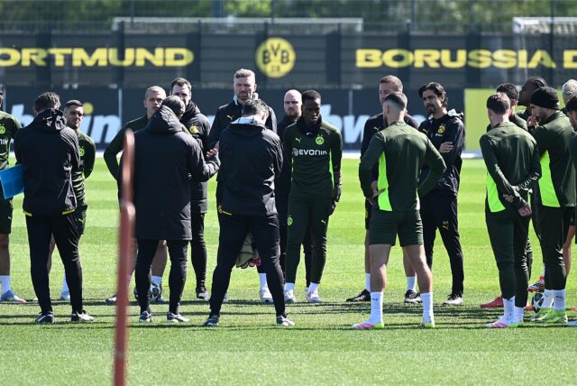 Die BVB-Spieler stehen im Kreis zusammen.