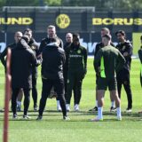 Die BVB-Spieler stehen im Kreis zusammen.