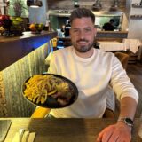Ruhr Nachrichten-Reporter Stefan Schier mit einem gefüllten Teller im Restaurant Wamo in Dortmund.