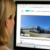 Eine Frau sitzt am PC und schaut ein das beschriebene Immobilien-Inserat.