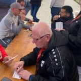 105 Personen haben sich am Sonntag bei der Typisierungsaktion in Weddinghofen registrieren lassen, darunter auch Stefan Feldmann (l.), Olaf Barnfeld (r.) und die Erel-Zwillinge (hinten).