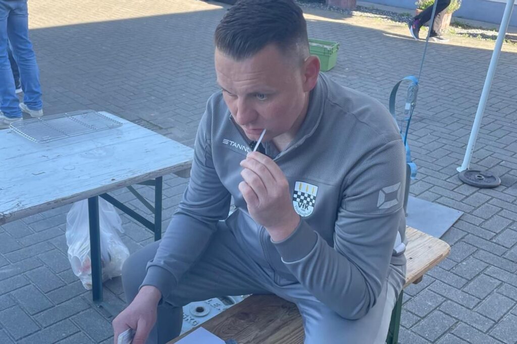VfK-Geschäftsführer Christian Schneider steckt sich das Stäbchen in den Mund. VfK-Geschäftsführer Christian Schneider steckt sich das Stäbchen in den Mund.