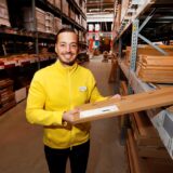 Ikea-Marktleiter Younes Sakali im Lager des Möbelhauses.