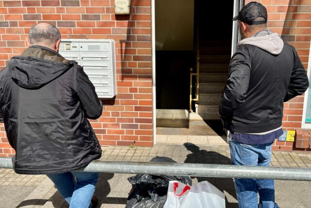 Zwei Anwohner aus dem momentan leeren Wohnhaus neben der Brandgarage an der Rheinischen Straße