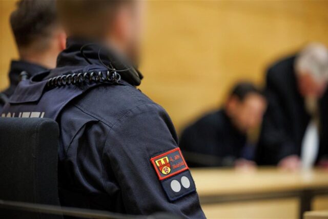 Eine hohe Zahl an Polizeikräften sichert den Prozess wegen des Todes eines ehemaligen Profiboxers aus Bielefeld. (Archivbild)