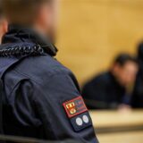 Eine hohe Zahl an Polizeikräften sichert den Prozess wegen des Todes eines ehemaligen Profiboxers aus Bielefeld. (Archivbild)