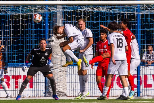 Leon Broda schaut einen Ball an.