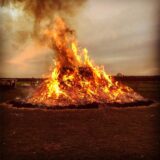 Ein großes Osterfeuer brennt auf einer Wiese